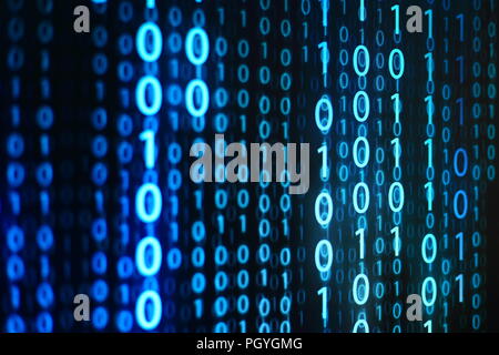 Calcolatore della matrice di dati. digitale verticale codice binario in movimento verso il basso del movimento. blu uno e zero il testo che scorre verso il basso. Sfondo nero spazio con m Foto Stock