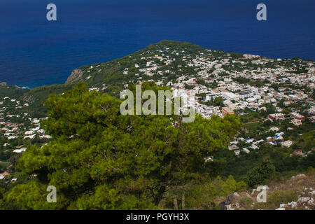 Fantastico mare blu di isola di Capri in Italia Foto Stock