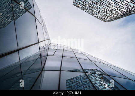 La città di New York, Stati Uniti d'America - 22 Giugno 2018: architettura moderna edifici di Manhattan. Direttamente sotto vista contro il cielo blu. Progettato da Frank Gehry e Jean Foto Stock
