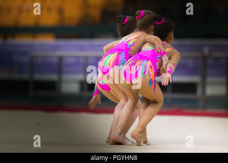 Ragazze in bellissimi abiti di ginnastica fare esercizio Foto Stock