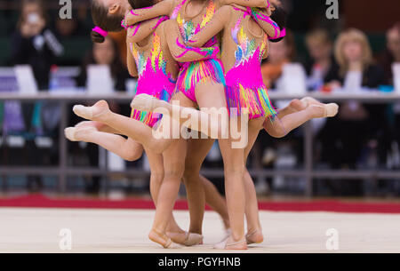 Ragazze in bellissimi abiti di ginnastica fare esercizio Foto Stock