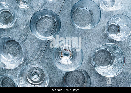 Svuotare bicchieri da cocktail sul tavolo per banchetti. Prodotto alimentare. Foto Stock