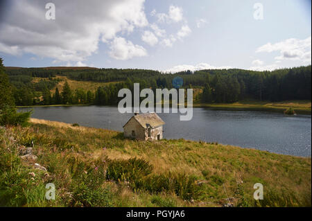 Drumore Loch e abbandonato casa-barca, Perth and Kinross, Highlands scozzesi, Scozia, GB. Foto Stock