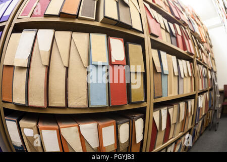 Scatole di cartone per documenti cartacei, documentazione e registrazioni in piedi su scaffali in camera di archivio, ampio angolo Foto Stock