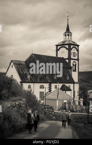 Røros, Norvegia - 18 agosto 2018: Røros chiesa, o 'Bergstadens Ziir' nel centro di Røros, Norvegia. Foto Stock