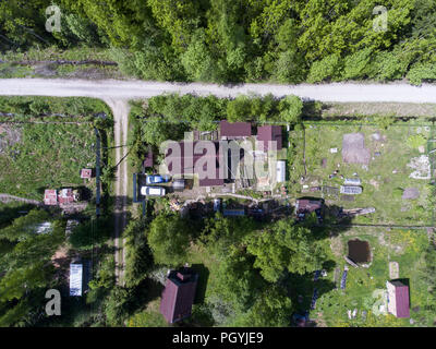 Vista superiore al russo cottage estivi con casa, giardino, granai e sauna in estate, Russia Foto Stock