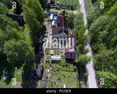 Cottage di campagna area con edifici in foresta, vista aerea al villaggio russo a stagione estiva Foto Stock