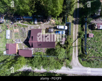 Vista superiore presso la casa di campagna nel villaggio russo a stagione estiva Foto Stock