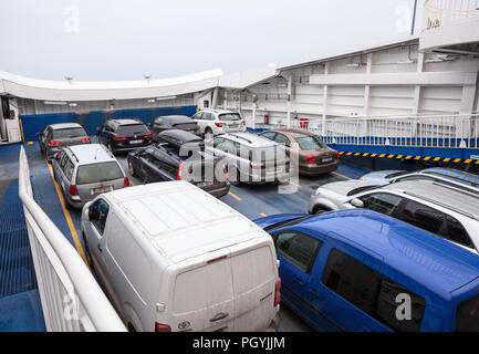 ESTONIA, EUROPA - CIRCA MAR, 2018: Vehicular double-ended passa in traghetto da Virtsu a Kuivastu, Saaremaa island. TS Laevad è un traghetto estone compan Foto Stock