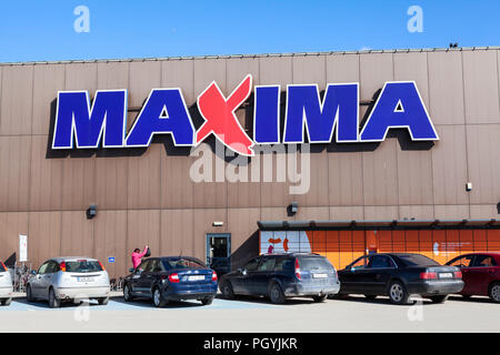 KURESSAARE, ESTONIA - CIRCA MAR, 2018: l'edificio del supermercato Maxima XX è nel centro della città. Ingresso principale e il logo. Si tratta di uno dei più grandi negozi Foto Stock