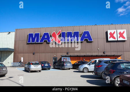 KURESSAARE, ESTONIA - CIRCA MAR, 2018: parcheggio del supermercato Maxima XX è nel centro della città. Ingresso principale e il logo. Si tratta di uno dei più grandi sho Foto Stock