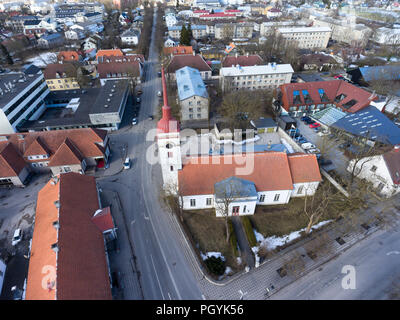 KURESSAARE, ESTONIA-CIRCA MAR, 2018: Kuressaare Saint Lawrence chiesa edificio si trova nel centro della citta'. Vista aerea. Saaremaa island, Estonia, Europa Foto Stock