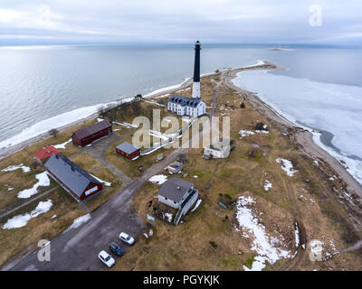 Vista aerea a Sorve faro nel Mar Baltico alla stagione primaverile. Panorama. Penisola nella parrocchia Torgu, isola di Saaremaa, Estonia, Europa Foto Stock