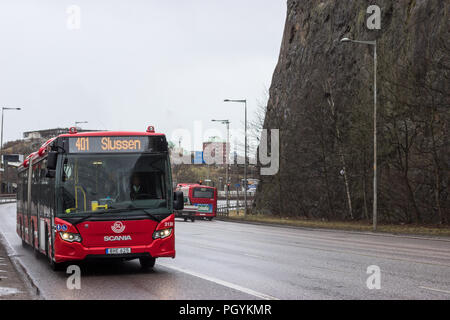 Stoccolma, Svezia - CIRCA MAR, 2017: Scania bus lato passeggero è sul percorso della città 401 a Slussen. Il servizio regolare di autobus con veicoli moderni in Svezia Foto Stock