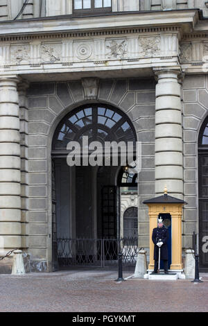 Stoccolma, Svezia - CIRCA MAR, 2017: Soldato sorge sulla porta del Palazzo Reale sulla Stadsholmen nella capitale del paese. Guardia d'onore è in gazzetta re Foto Stock