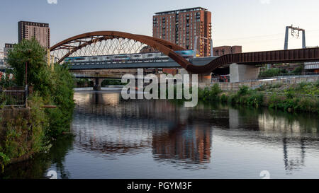 Un TransPennine Express treno attraversa il fiume Irwell tra Manchester e Salford sul recentemente costruita Ordsall corda ferroviarie, parte del 'Nort Foto Stock