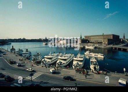 La Svezia. Il Palazzo Reale di Stoccolma e al porto dei traghetti di Stromkajen. 2000 visti dal Grand Hotel Royal Palace, Kungliga Slottet, Gamla Stan con il traghetto a Stromkajen i traghetti a Skerries,. Foto Stock