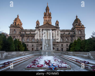 Glasgow, Scotland, Regno Unito - 9 Gennaio 2011: inverno Neve si trova di fronte il cenotafio in George Square, nella parte anteriore del Glasgow City Chambers. Foto Stock