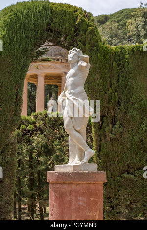 Statua di Eros, il dio greco dell'amore, nel centro del parco a labirinto di Horta. Realizzato in marmo, misura 1,40 m di altezza Foto Stock