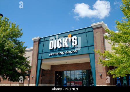 Ingresso anteriore esterno e segno per Dick's Sporting Goods retail mall super store a Montgomery in Alabama, Stati Uniti d'America. Foto Stock