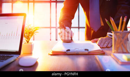 Imprenditore firma un contratto Foto Stock