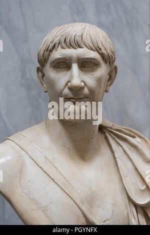 Roma. L'Italia. Busto di imperatore romano Traiano (103-117 A.D), Braccio Nuovo, Museo Chiaramonti, Musei Vaticani. Musei Vaticani. Foto Stock