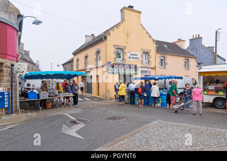 Landeda, Francia - 14 agosto 2018: a Landeda street market shoppers raccogliere tutto il pesce e merceria bancarelle. Foto Stock