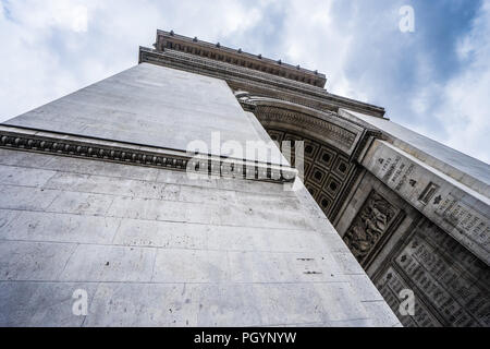Arco di Trionfo PARIGI (Arch d' Triomphe) - è uno dei più famosi monumenti di Parigi, in piedi all'estremità occidentale del Champs-Élysées al centro Foto Stock