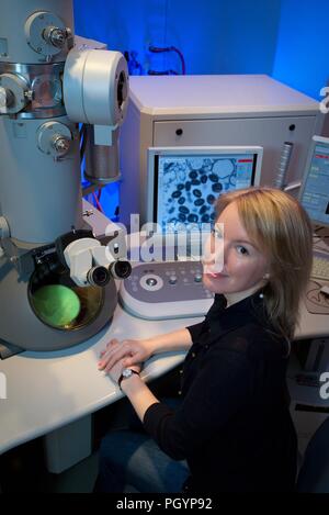 I centri per il controllo e la prevenzione delle malattie (CDC) intern, Maureen Metcalfe utilizzando microscopi elettronici in trasmissione (TEM), 2011. Immagine cortesia centri per il controllo delle malattie / Cynthia Goldsmith. () Foto Stock