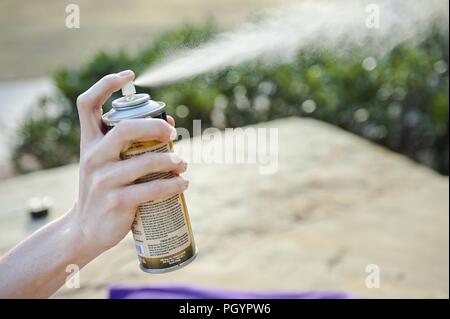 Le donne che usano EPA-registrato repellente per insetti spray, 2016. Immagine cortesia di centri per il controllo delle malattie (CDC) / centro nazionale dei Paesi emergenti e zoonotici malattie infettive (NCEZID). () Foto Stock