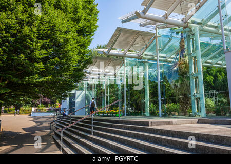 Leamington Spa royal leamington spa town the glasshouse e il centro eventi in giardini jephson leamington spa Warwickshire England Regno unito Gb europa Foto Stock