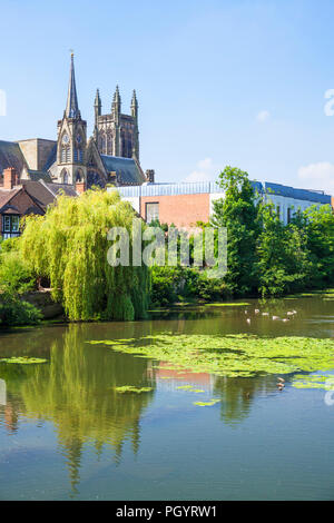 Leamington Spa royal leamington spa del paese Chiesa di tutti i santi e il fiume apprendere Royal leamington spa Warwickshire England Regno unito Gb europa Foto Stock