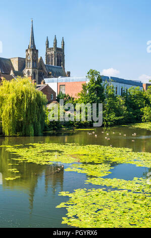 Royal leamington spa del paese Chiesa di tutti i santi e il fiume apprendere Royal leamington spa Warwickshire England Regno unito Gb europa Foto Stock