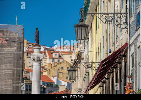 Bella vista sulla strada di architettura storica di Lisbona, Portogallo Foto Stock
