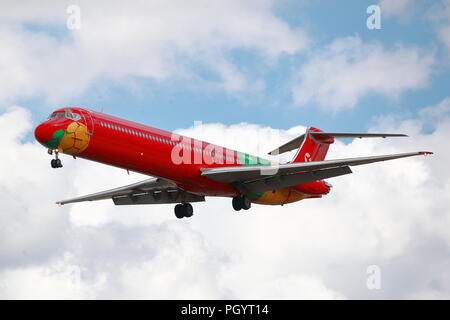 Danese Air Transport McDonnell Douglas MD-83 OY-RUE atterraggio all'Aeroporto Heathrow di Londra, Regno Unito Foto Stock