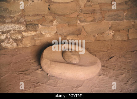 Ancestrale/dei Pueblo Anasazi pietre di macinazione per la produzione di farina di mais o farina di mais, azteca monumento nazionale, Nuovo Messico. Fotografia Foto Stock