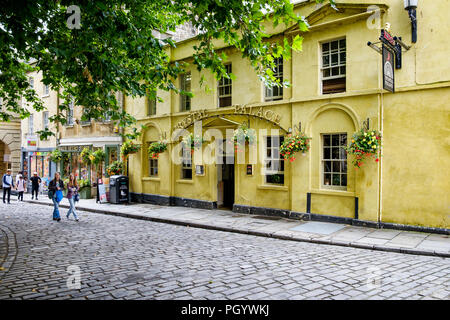 La parte esterna del Crystal Palace pub, un tradizionale pub inglese / public house è raffigurato nella vasca da bagno Somerset England Regno Unito Foto Stock