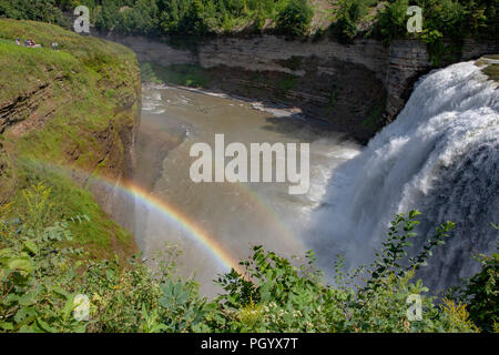 Un doppio arcobaleno forme nello spruzzo dal medio scende una cascata a Letchworth State Park in Castiglia, NY, STATI UNITI D'AMERICA Foto Stock