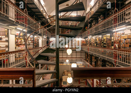 La scala a chiocciola e libri scaffale in nella Royal Danish Library il vecchio edificio, il Diamante Nero libreria, Copenhagen, Danimarca. Foto Stock