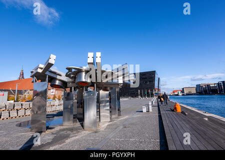 Città scultura frattale da Elisabeth Toubro in Søren Kierkegaards Plads con la Royal Danish Library, il Diamante Nero libreria, Copenha Foto Stock