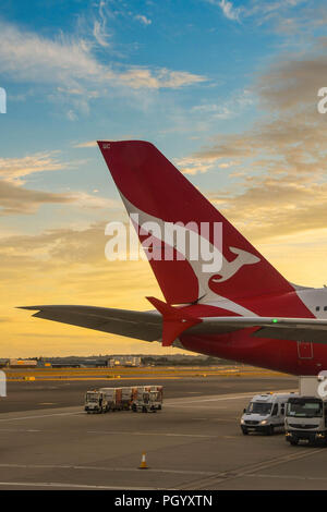 Coda di una Qantas Airbus A380 "super jumbo jet al tramonto in London Heathrow Airport Foto Stock