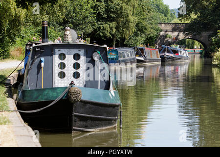 Narrowboats legato accanto alla strada alzaia sul Kennet and Avon Canal in bagno, Somerset, Inghilterra, Regno Unito Foto Stock