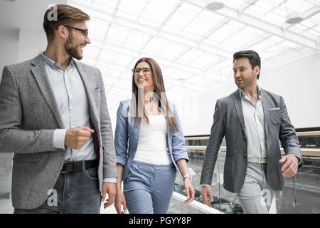Gruppo di gestori parlare nel business cente Foto Stock