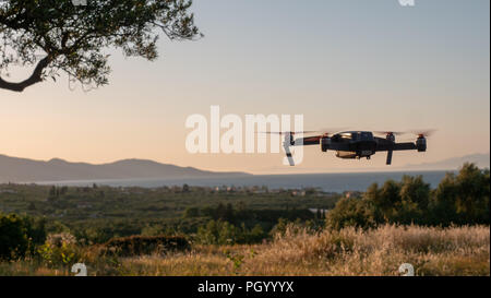 Piccolo drone passando al litorale di Zante, Grecia Foto Stock
