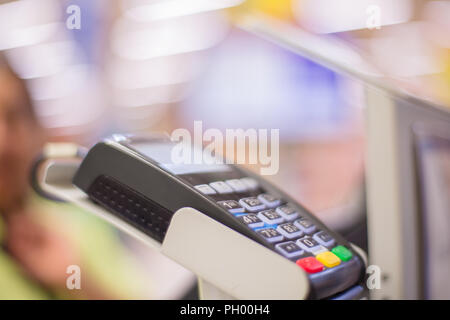 Terminale carte di credito. Carta di Credito processore. Macchina di pagamento e carta di credito in un supermercato. Foto Stock