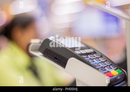 Terminale carte di credito. Carta di Credito processore. Macchina di pagamento e carta di credito in un supermercato. Foto Stock