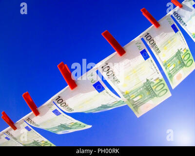 Concetto di valuta futura zona euro tassi base VOLARE ALTO BREEZE investimenti valore 100 denominazione Euro note con spine rosse flutter in breeze on line contro sunburst e blu cielo chiaro
