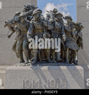 Ottawa, Ontario Canada Giugno 28, 2010: il National War Memorial progettato da Vernon marzo consiste di bronzo figure entro un arco di granito. square Foto Stock