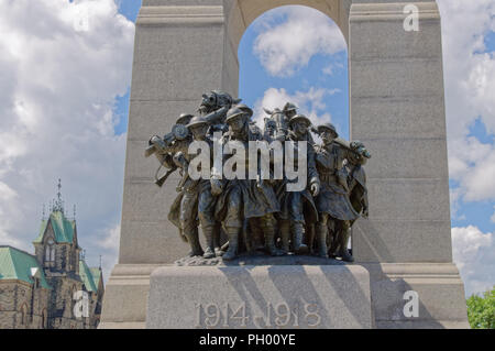 Ottawa, Ontario Canada Giugno 28, 2010: il National War Memorial progettato da Vernon marzo consiste di bronzo figure entro un arco di granito. Foto Stock