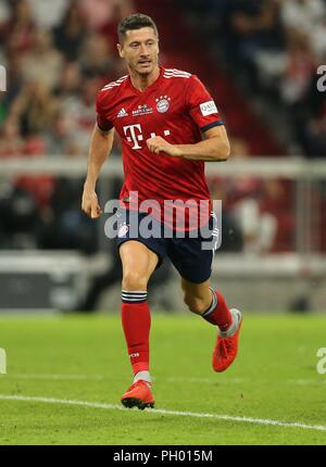 Monaco di Baviera, Deutschland. 28 Agosto, 2018. firo: 28.08.2018, calcio, FC Bayern Munich - Chicago Fire addio partita Bastian SCHWEINSTEIGER 4: 0, Robert Lewandowski, Bayern Monaco, Monaco, unica azione, figura intera | Utilizzo di credito in tutto il mondo: dpa/Alamy Live News Foto Stock